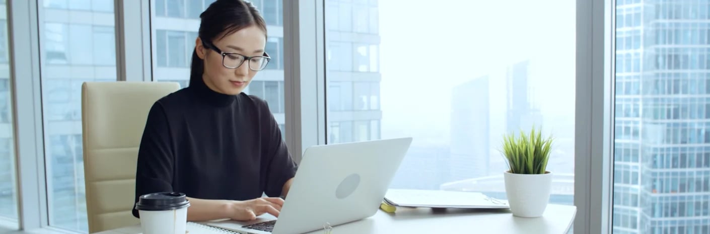 img-woman-on-laptop